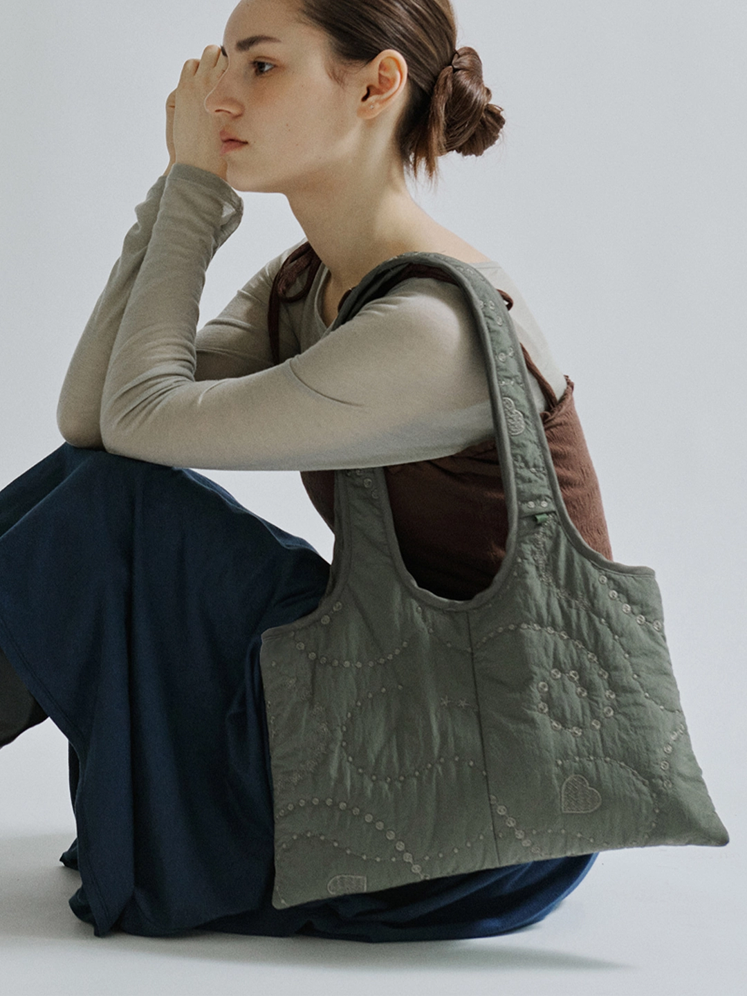 포에브 Broderie Padded Square Bag - Khaki 상품 이미지 2