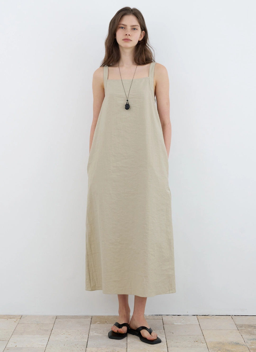 르닐 [6/12 예약배송] Lola Back-tied Dress (Light Khaki) 상품 이미지 1