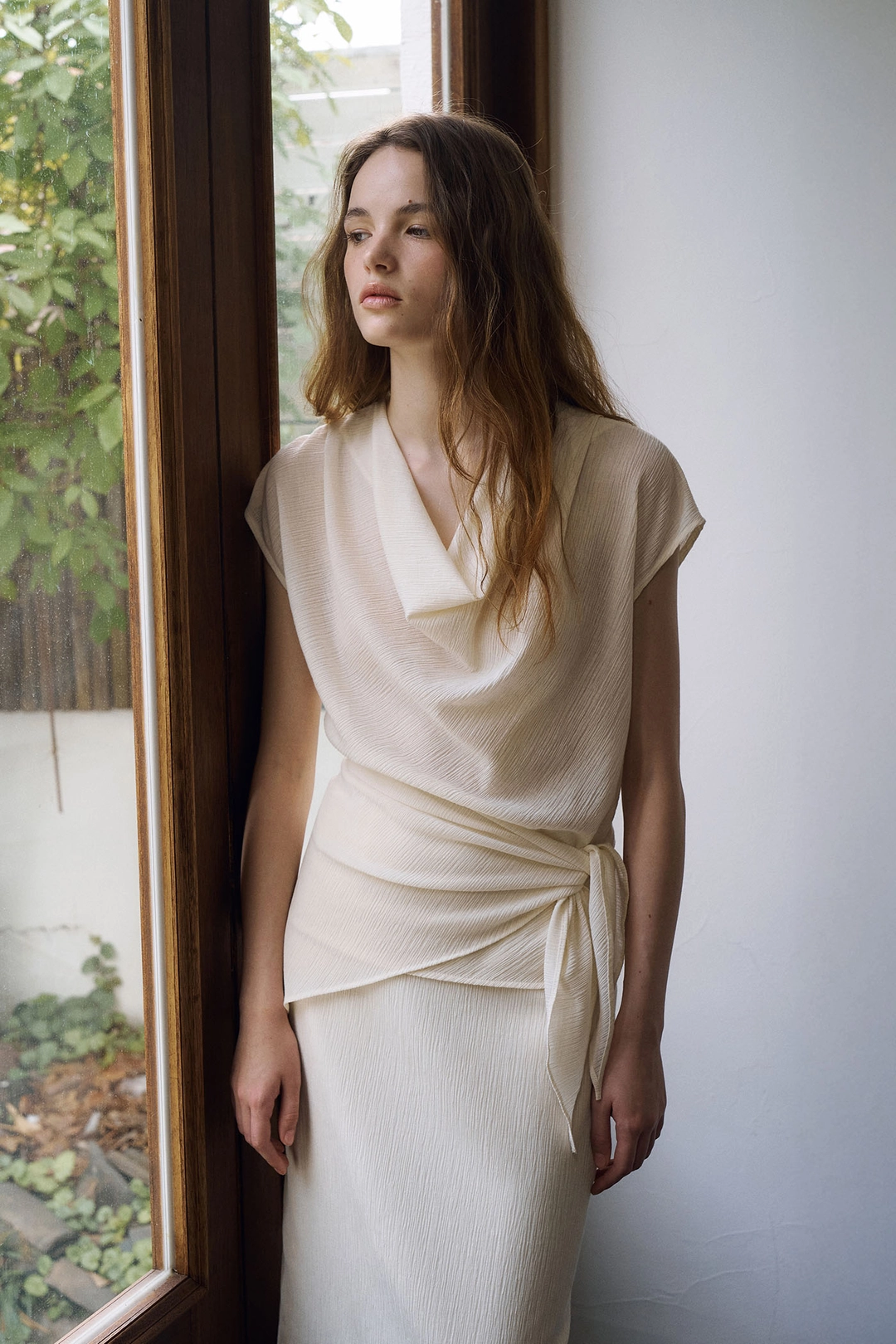 라메레이 Pleats Drape Cap Sleeve Blouse[LMBFSUSH328]-Ivory 상품 이미지 2