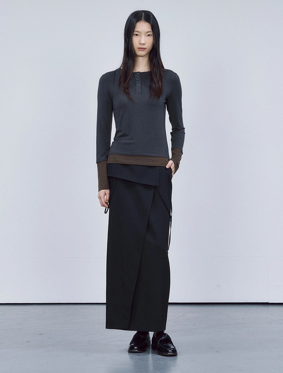 솔티페블 HENLEY NECK LAYERED TOP [CHARCOAL] 상품 이미지 1