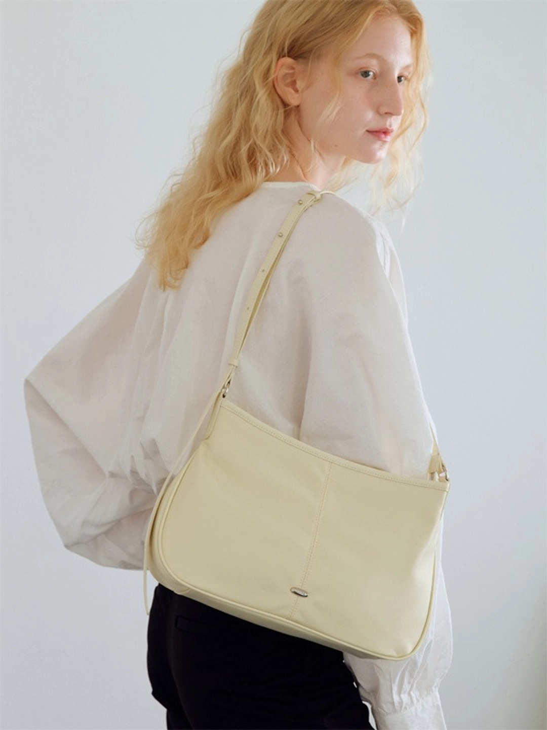 오브히 로에 나일론 숄더백 Loe Nylon Shoulder Bag_Custard 상품 이미지 2