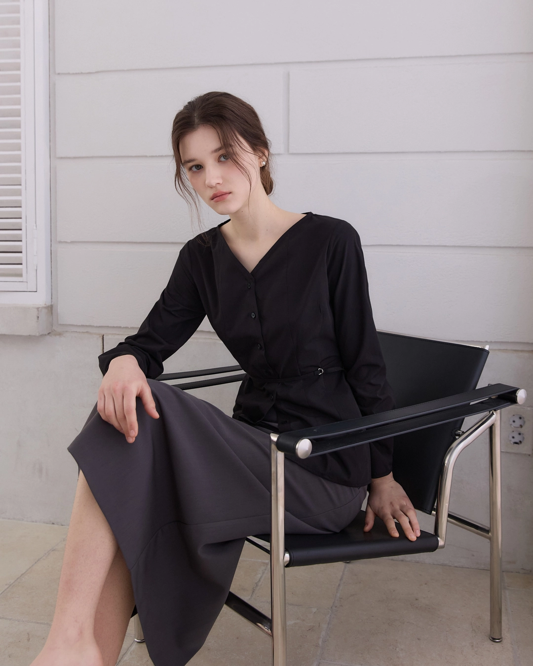 어다울 V neck classic belted blouse - black 상품 이미지 3