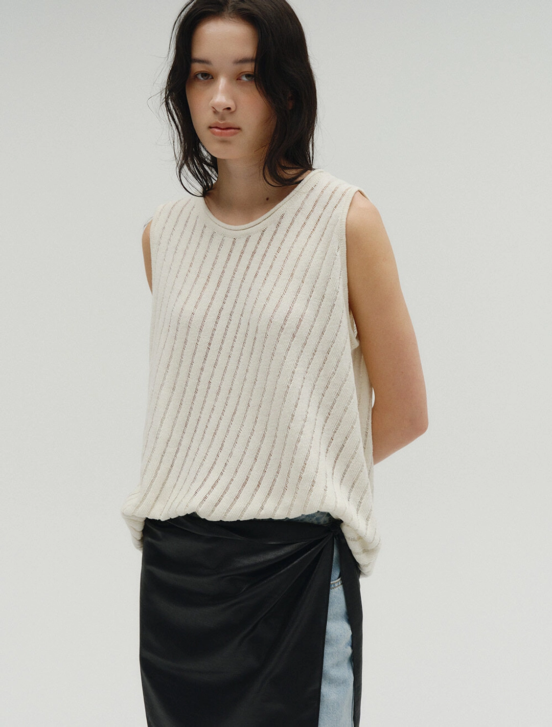 솔티페블 LINEN DIAGONAL LOOSE SLEEVELESS KNIT TOP [IVORY] 상품 이미지 1