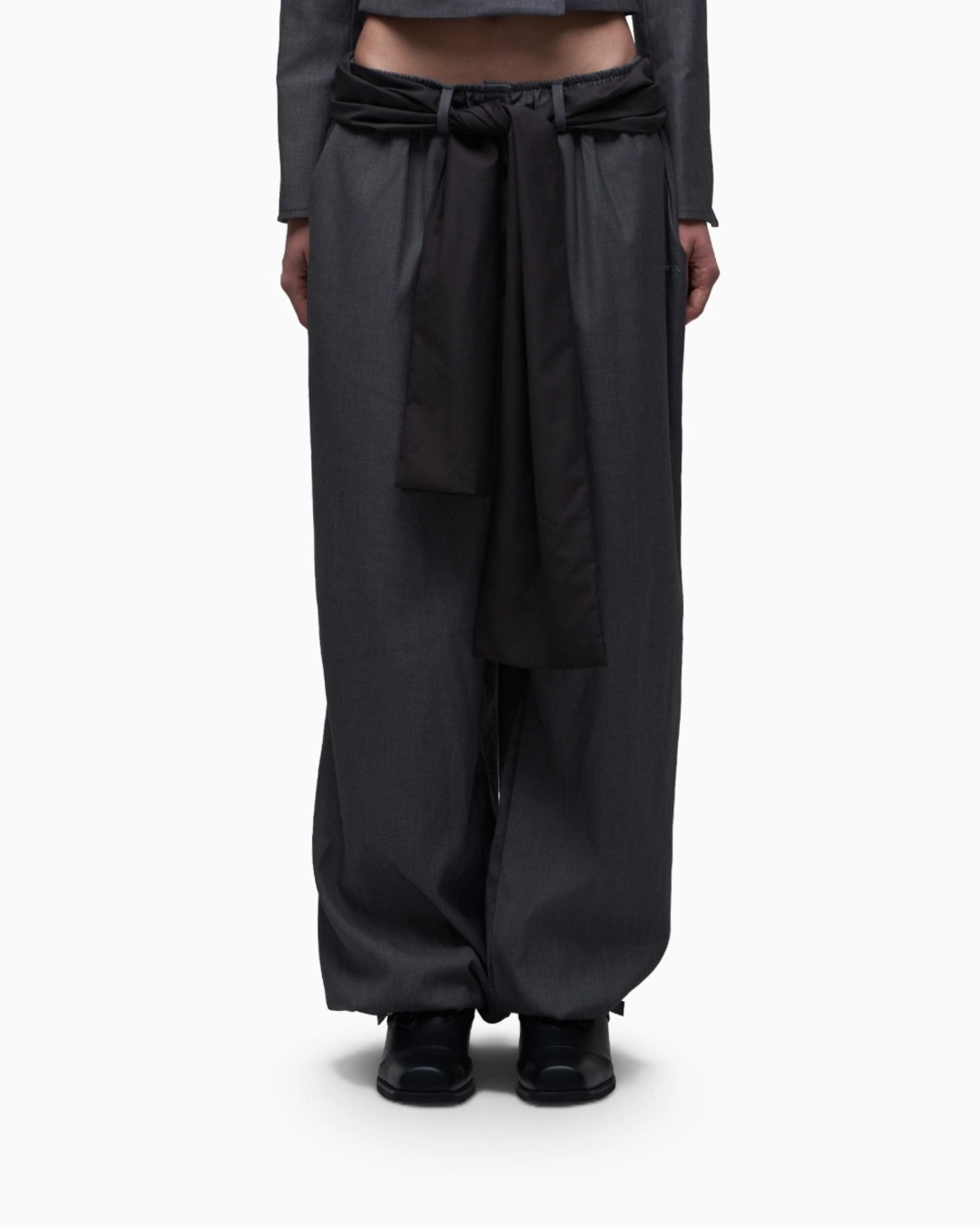 시너진 STRAP TAILORED JOGGER PANTS CHARCOAL 상품 이미지 1