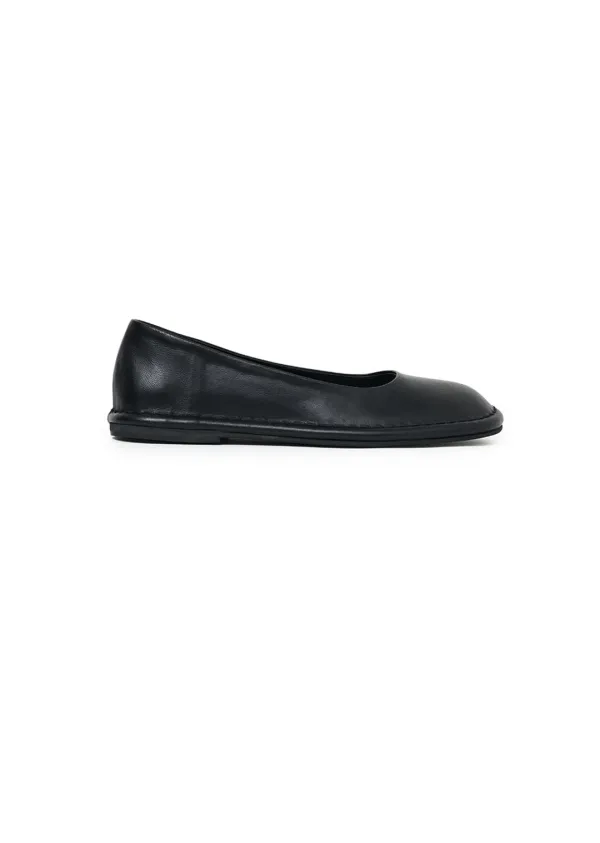 women\'s rounded flats, black