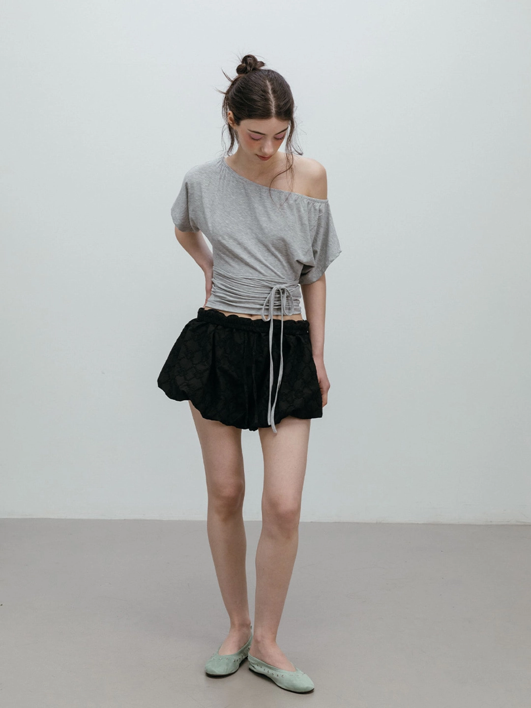 모이페어 OFF SHOULDER STRAP T-SHIRT / GREY 상품 이미지 1