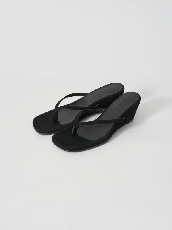 BLACK WEDGE FLIP-FLOPS
