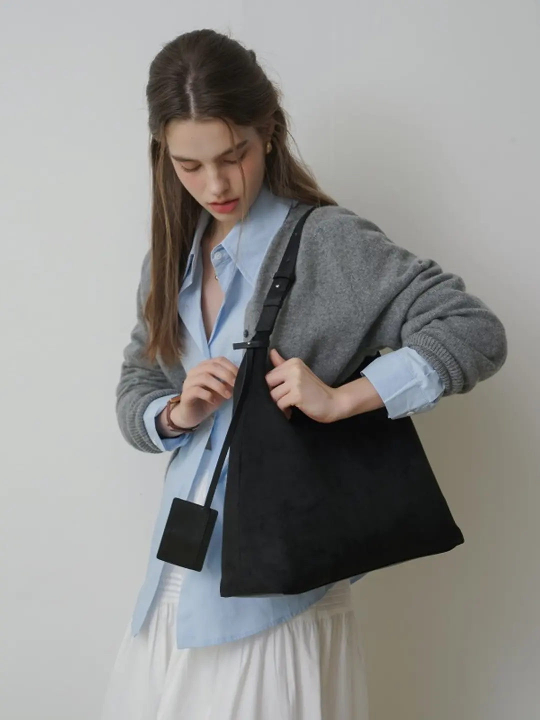 오브히 플럼 스웨이드 호보백 Flume Suede Hobo Bag_Black 상품 이미지 2