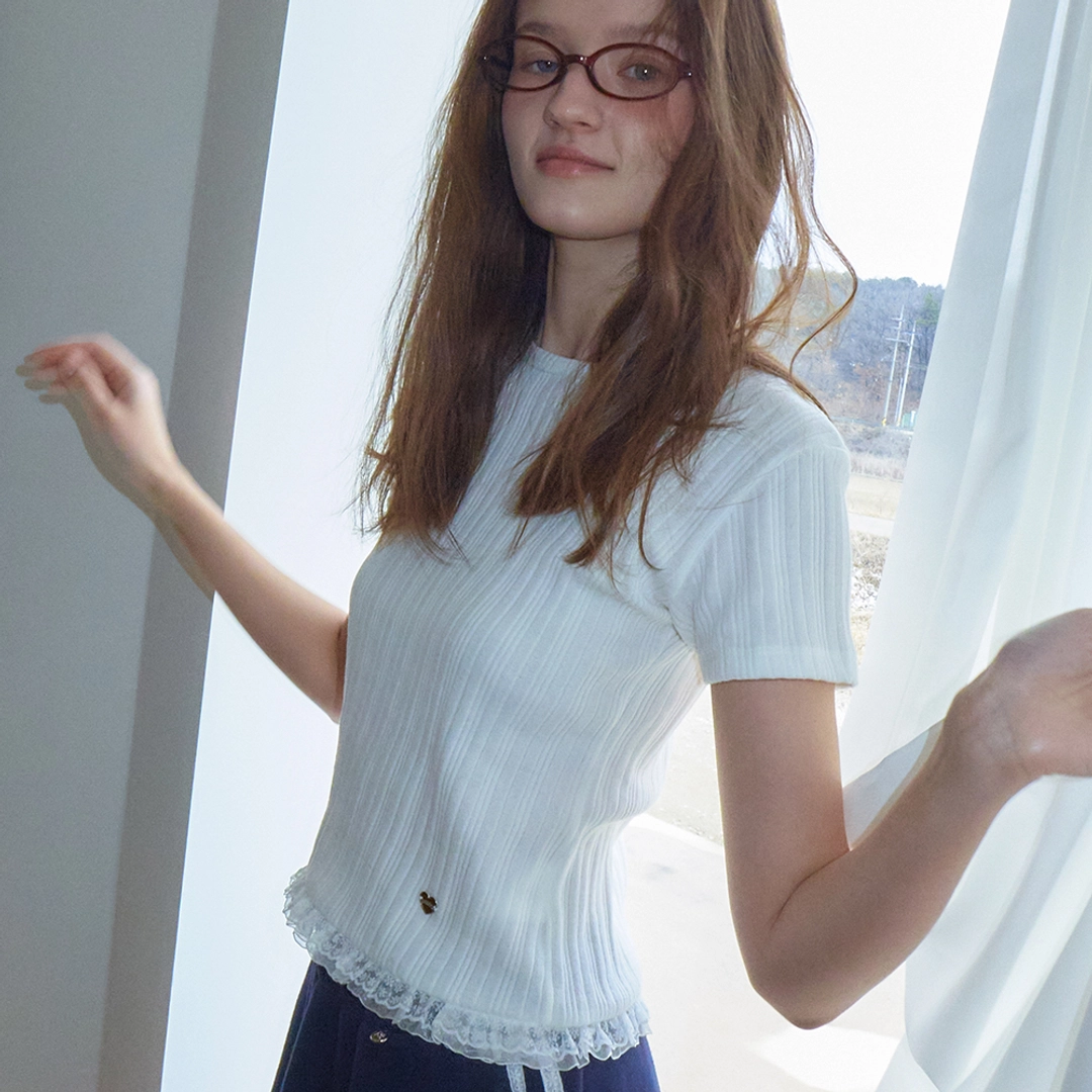 론론 LACE FRILL SLIM CROP PLEATS T SHIRT WHITE 상품 이미지 1