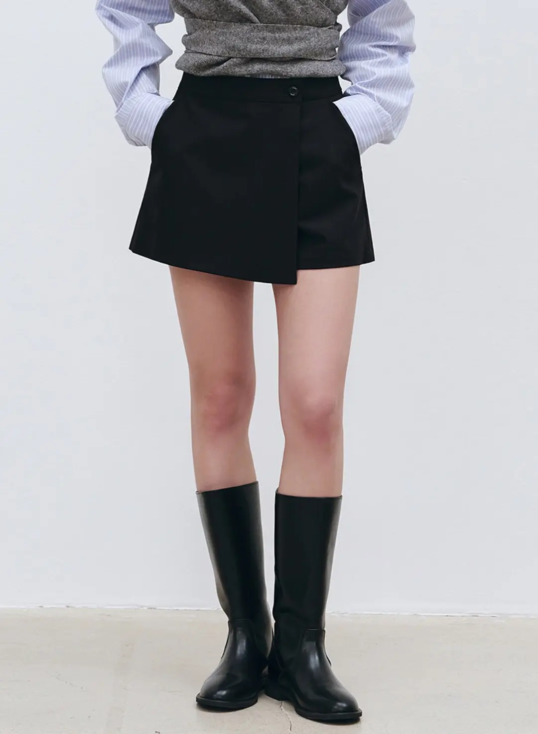 로에일 버튼 랩 미니 스커트 팬츠 - 블랙 상품 이미지 2