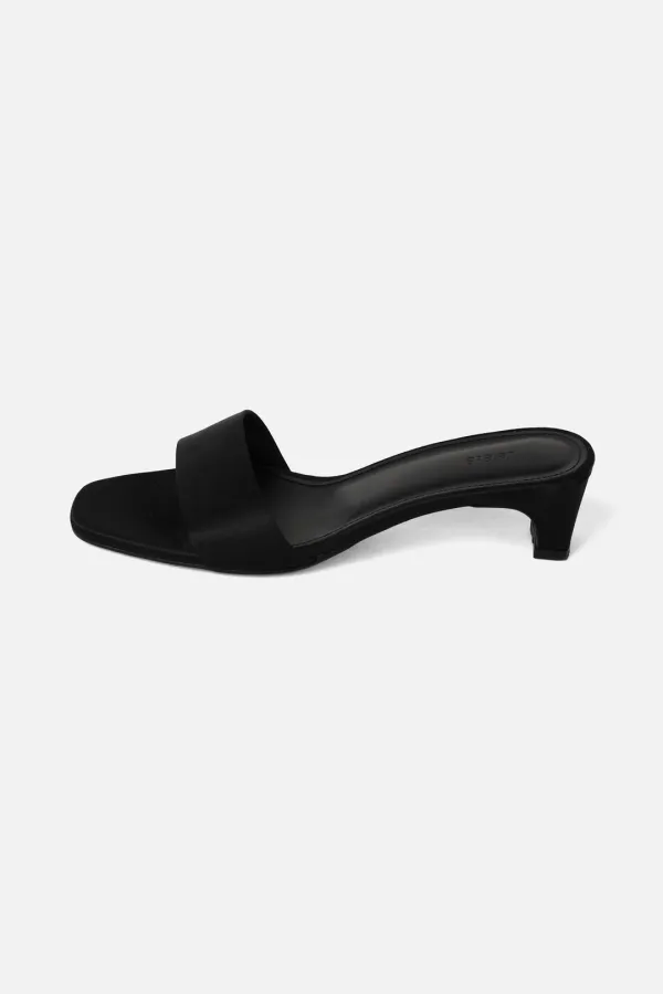 [Exclusive] Wino Kitten Heels