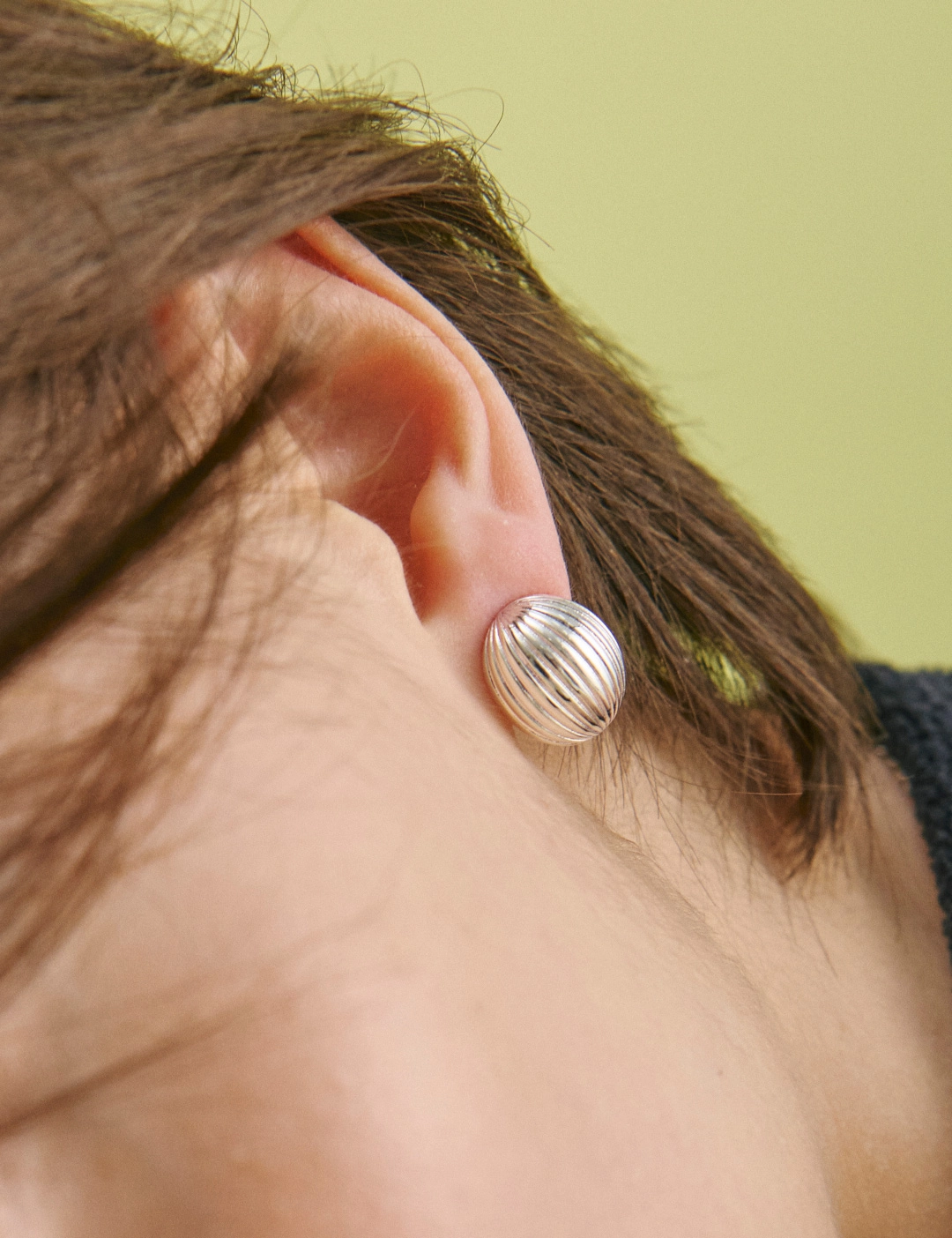 에뜨리브 [6/1순차발송] Ribbed Orb Stud Earrings 상품 이미지 1