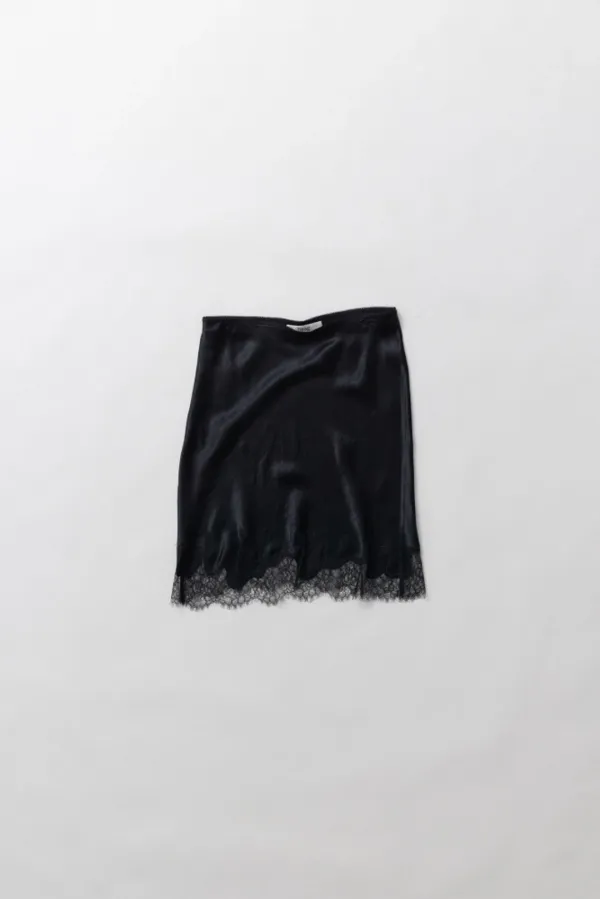 5th) a cutting-line skirt (black)