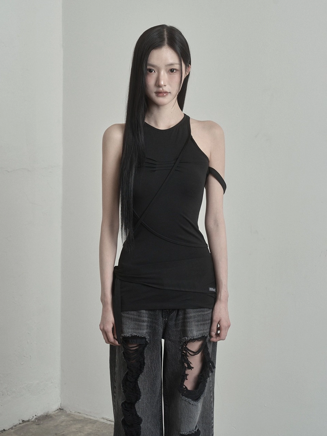 이네기 Contour Cross Strap Top (black) 상품 이미지 1