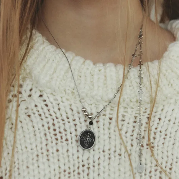 harmless frame necklace-black