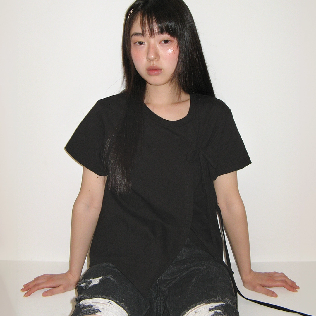 론론 SIDE RIBBON TIE WRAP SHORT SLEEVE T SHIRT BLACK 상품 이미지 2