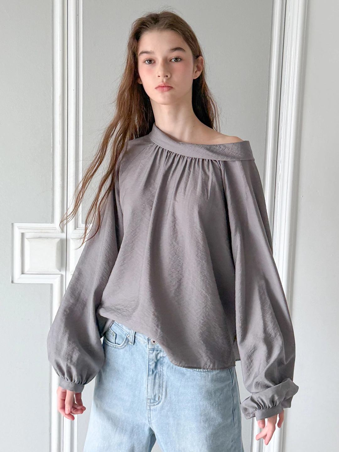 쏘이르 SCARF TIE SHIRRING BLOUSE - CHARCOAL 상품 이미지 1