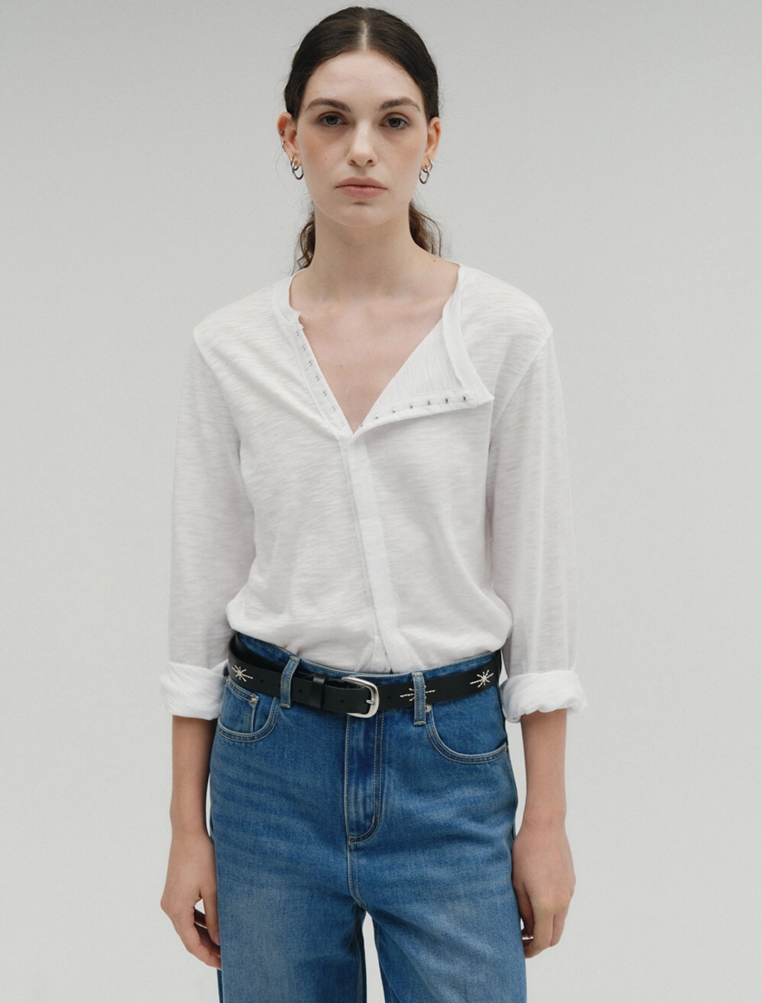 솔티페블 DIAGONAL HOOK DETAIL T-SHIRT [WHITE] 상품 이미지 2