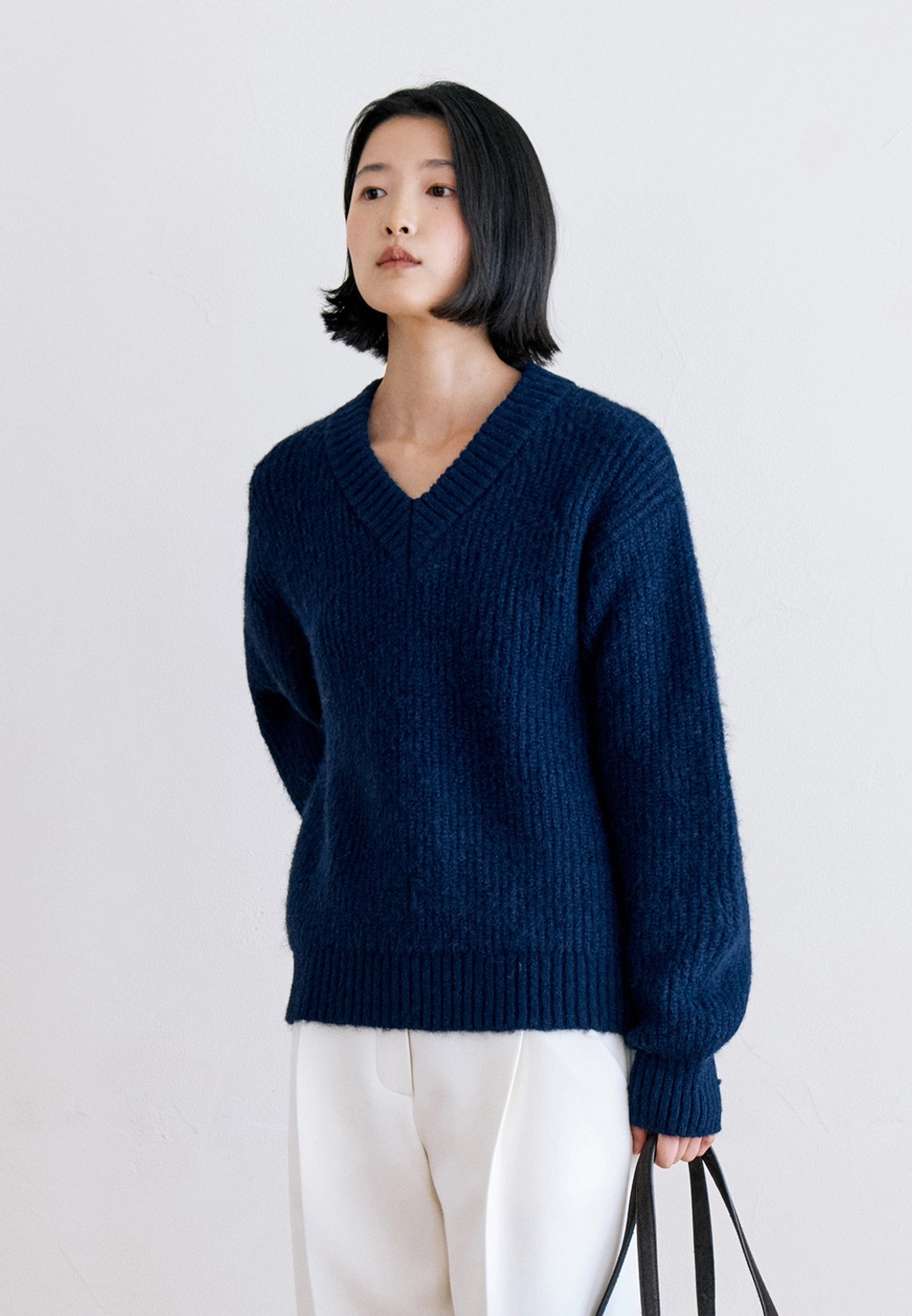 노티아 HAIRY V-NECK PULLOVER - NAVY 상품 이미지 2