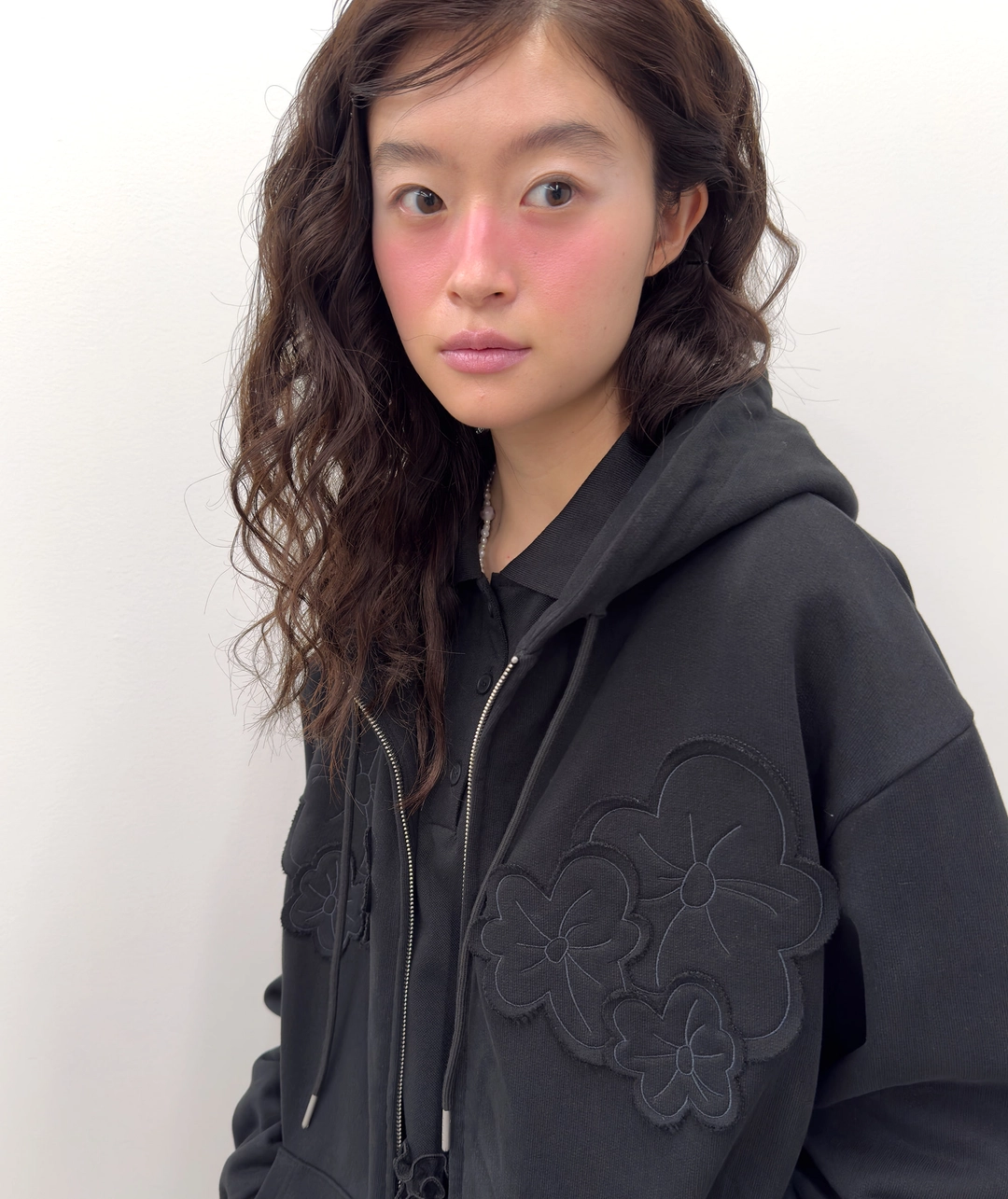 타입서비스 Flower Appliqué Zip Hoodie [Black] 상품 이미지 2