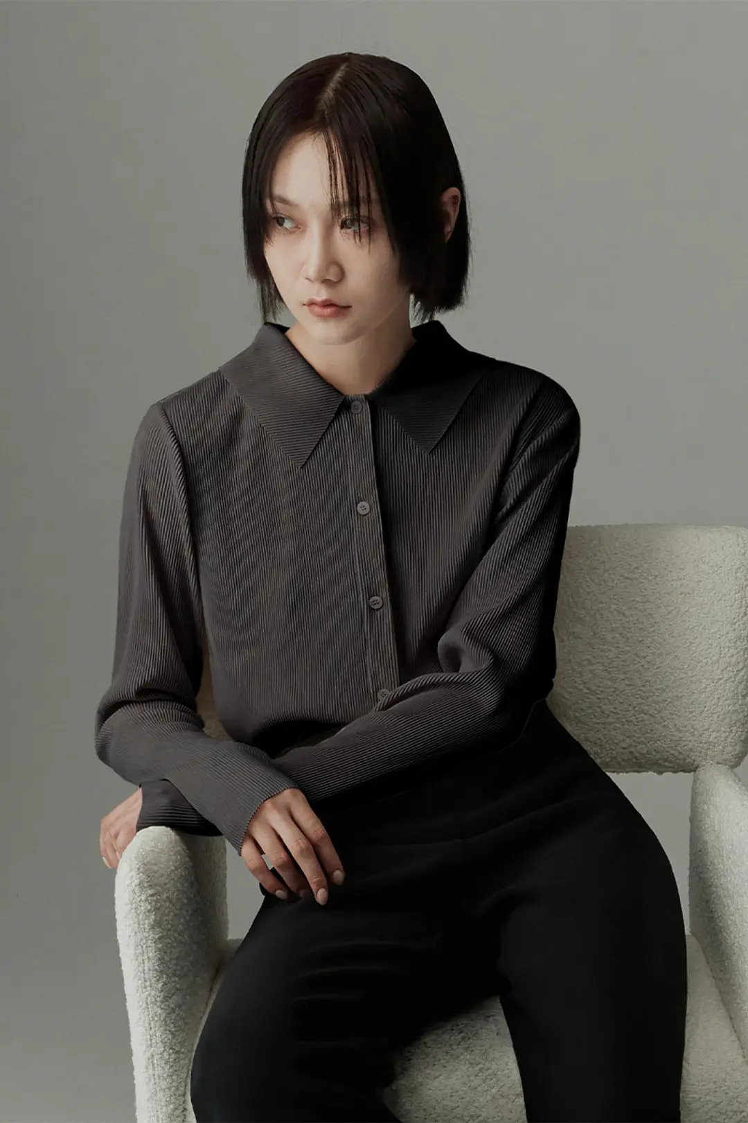 리이 WIDE COLLAR PLEATED BLOUSE DARK GRAY 상품 이미지 1