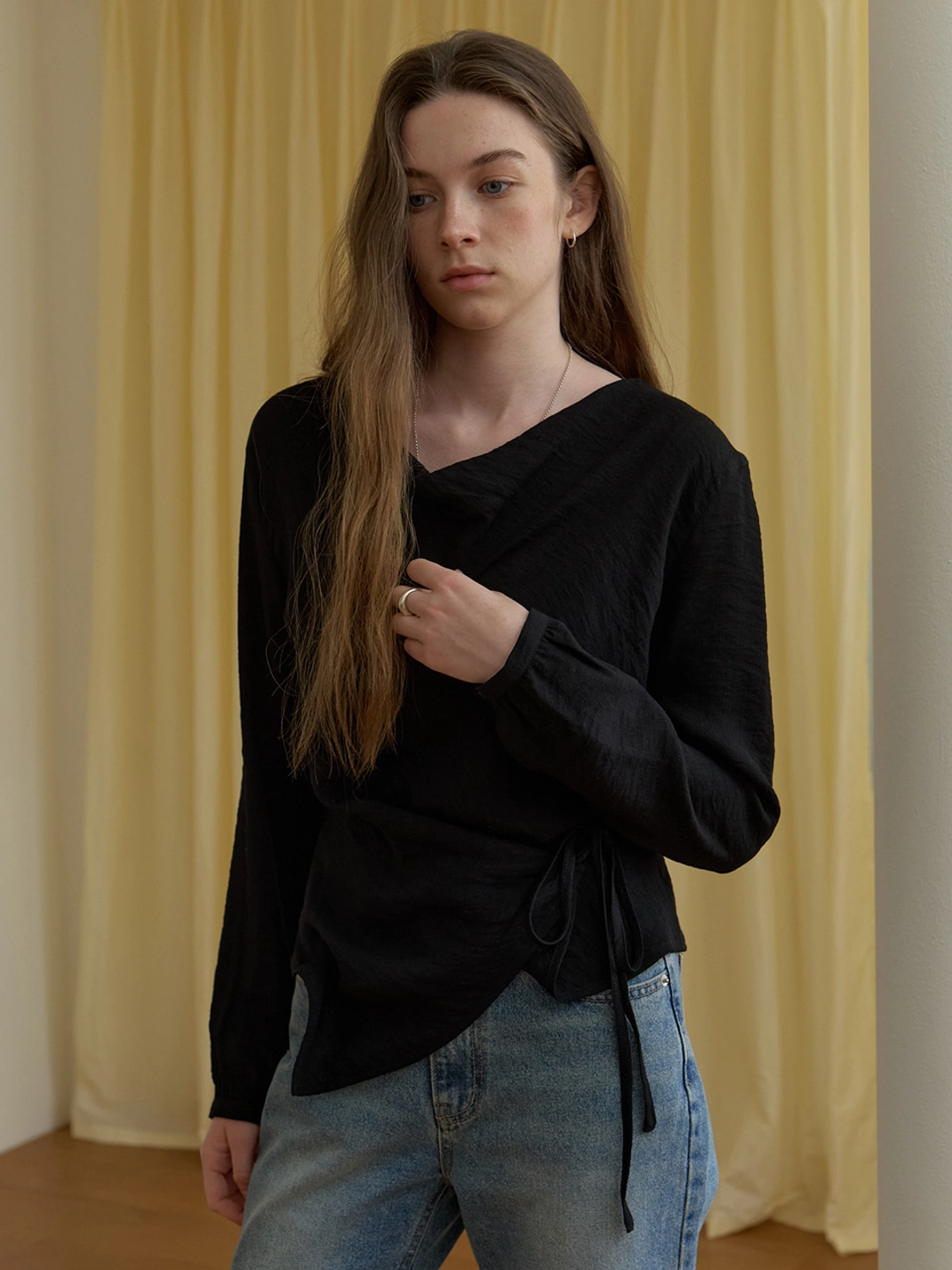 어몽 A WRINKLE WRAP BLOUSE_BLACK 상품 이미지 3