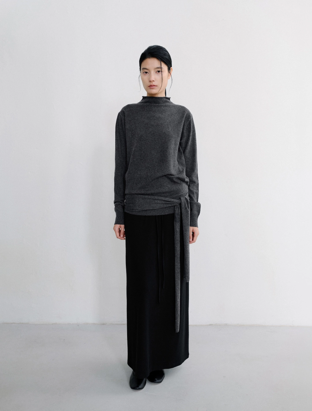 로우타이드 CUT-OUT STRAP PULLOVER [CHARCOAL] 상품 이미지 1