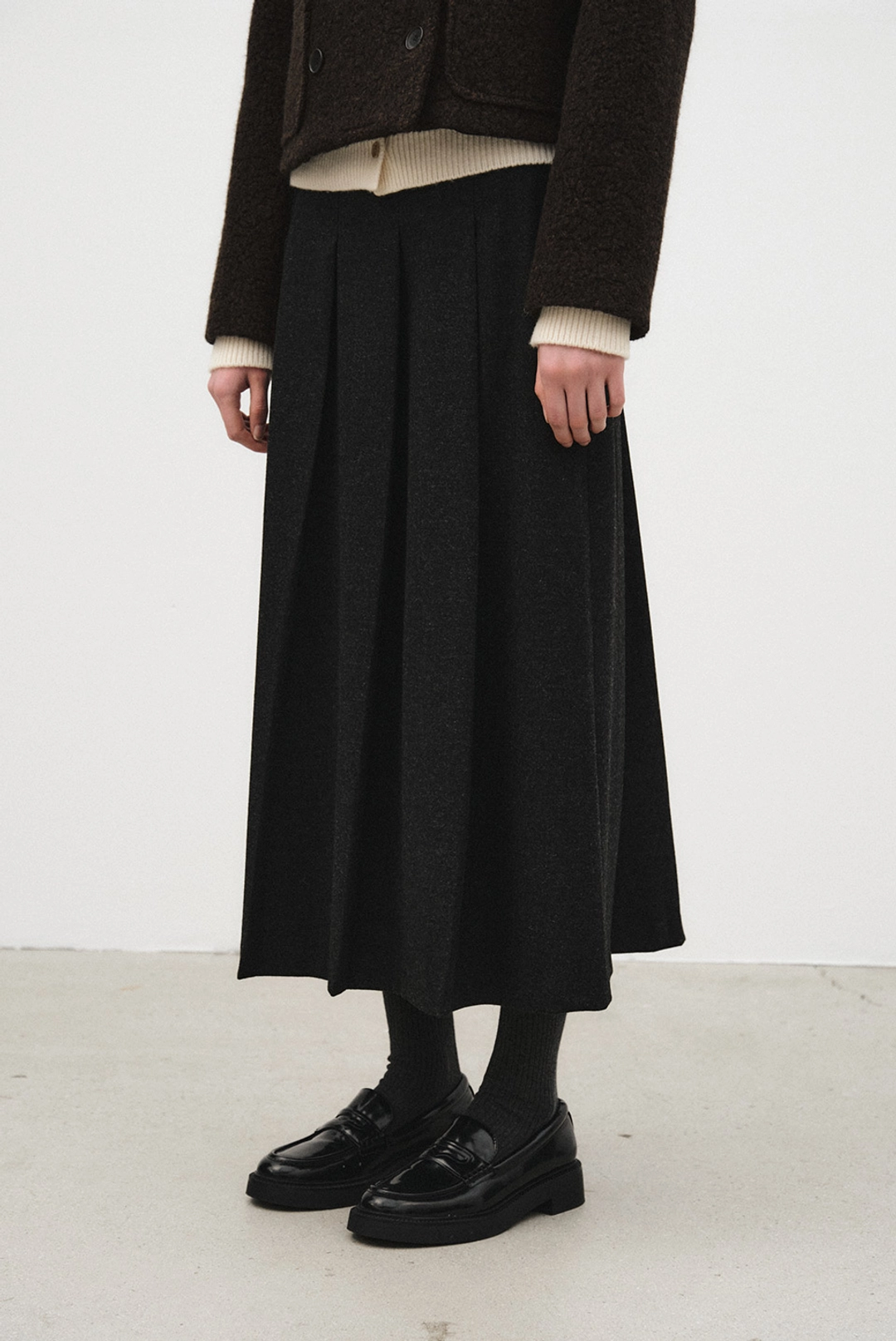 브렌다 브렌든 wool pleats skirt - charcoal 상품 이미지 2
