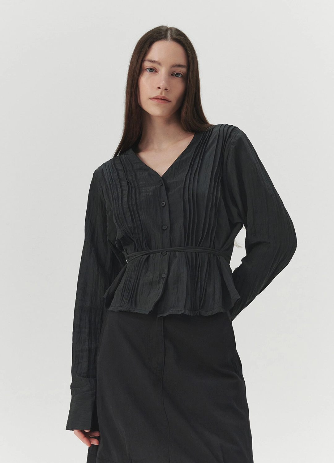 르바 Strap Pintuck Blouse - Black 상품 이미지 2