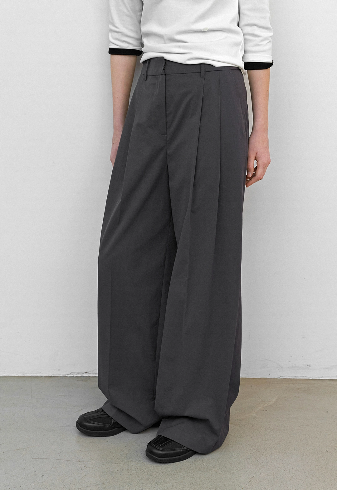 아뜰리에 나인 (PT-5758)ESSENTIAL WRINKLE FREE TUCK PANTS 상품 이미지 1
