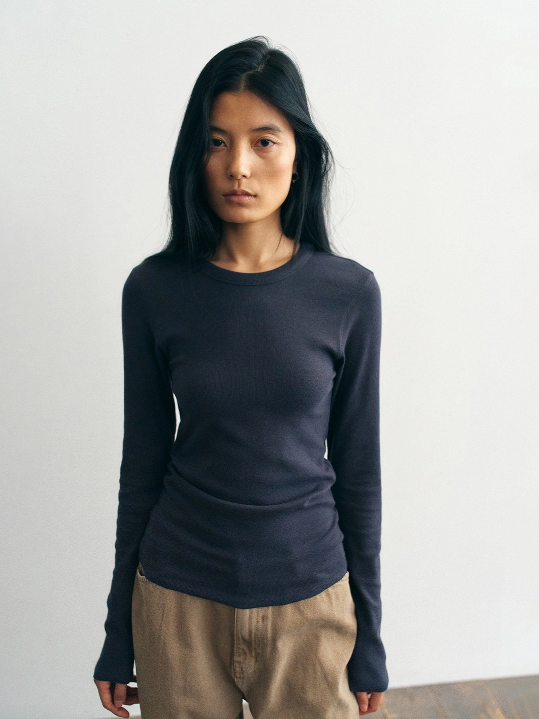 더릴 Cozy Sleeve Button Tee_Charcoal Navy 상품 이미지 1