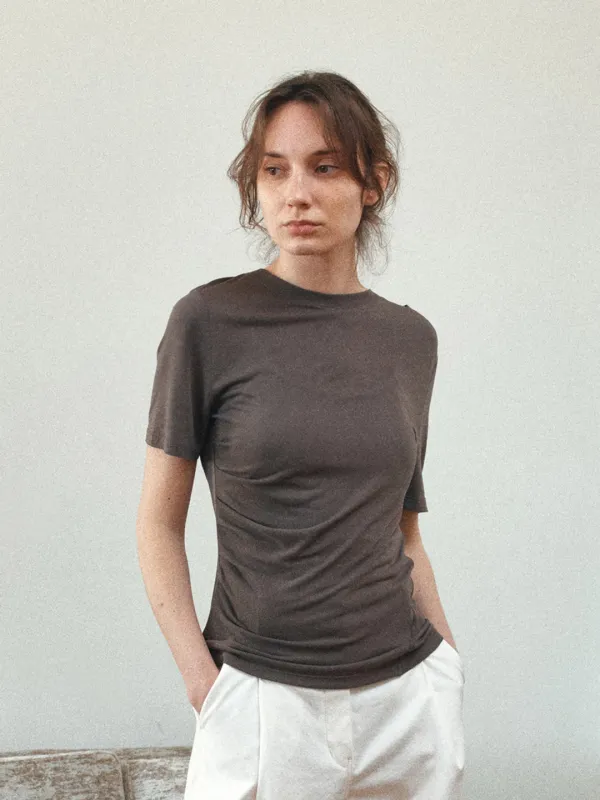 TIR DRAPED TUCK ASYMMETRIC SILK-BLEND TOP_WALNUT BROWN