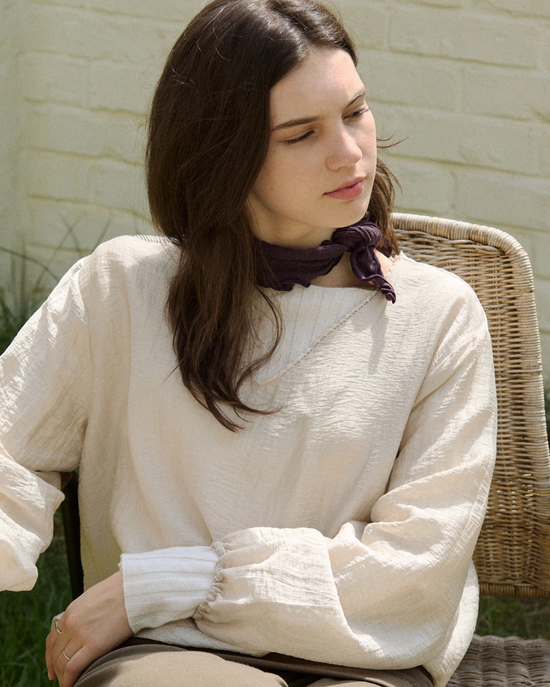 어다울 Silky lace line v neck easy blouse - beige 상품 이미지 2