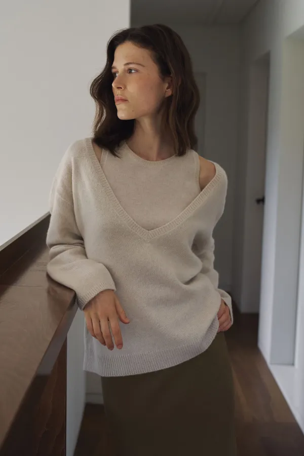 [2차 리오더]Raccoon Deep V-Neck Knit Top[LMBFAUKN2106]-Cream Melange