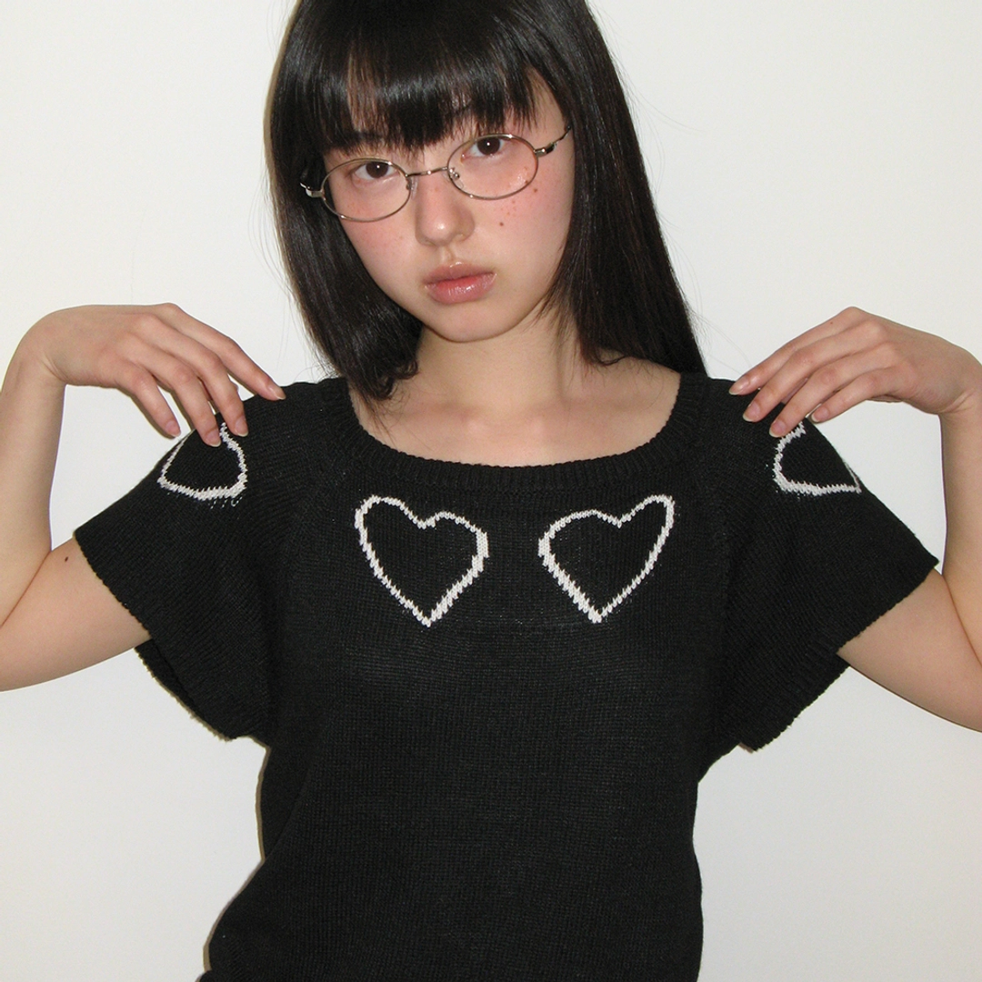 론론 HEART LINE SHORT SLEEVE KNIT BLACK 상품 이미지 2
