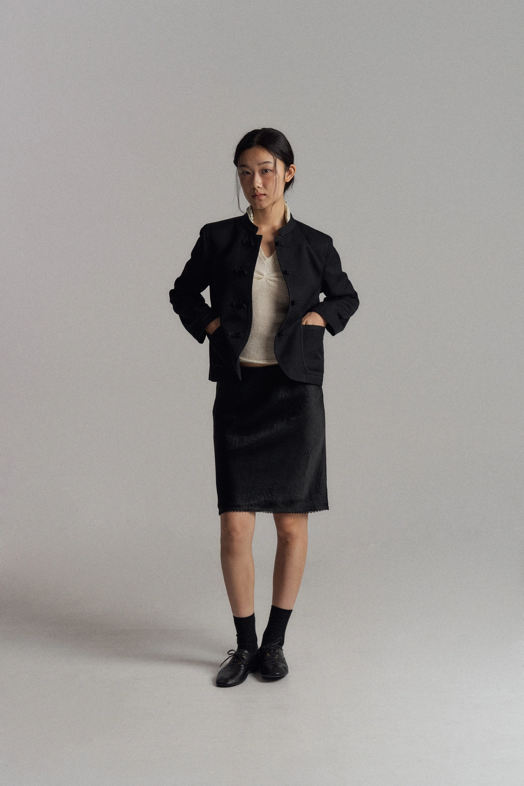 블로어 Embroidered Satin Midi Skirt (Black) 상품 이미지 1