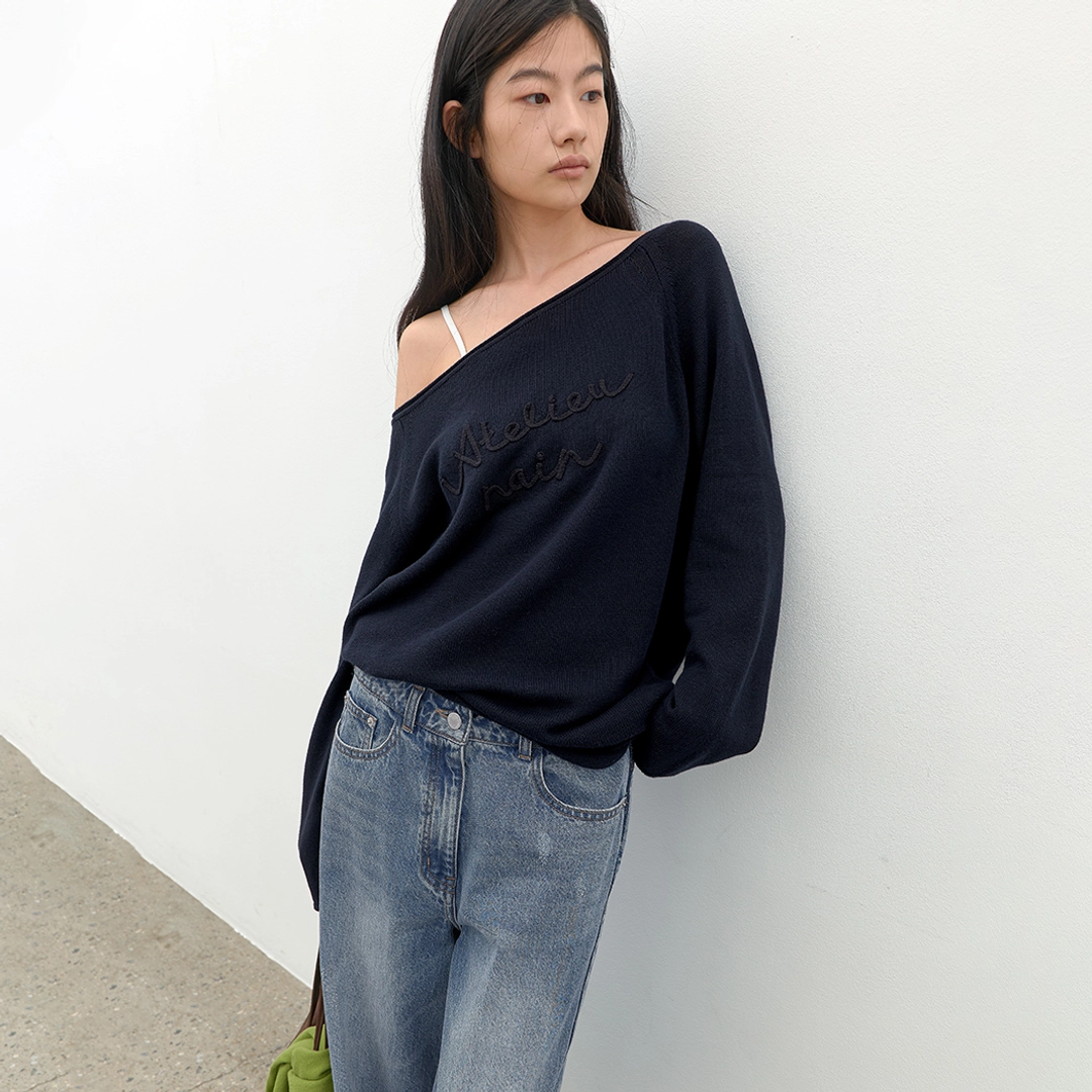아뜰리에 나인 (T-7291)ONE OFF SHOULDER LETTERING KNIT 상품 이미지 1