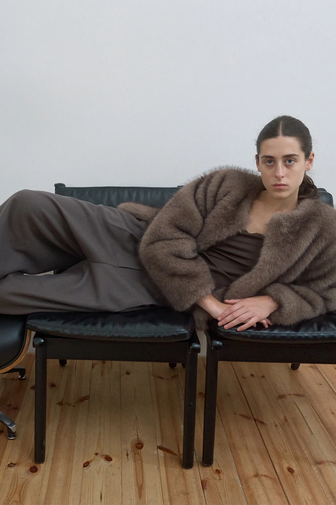 엔오르 COLLARLESS CROPPED FUR JACKET - BROWN 상품 이미지 2