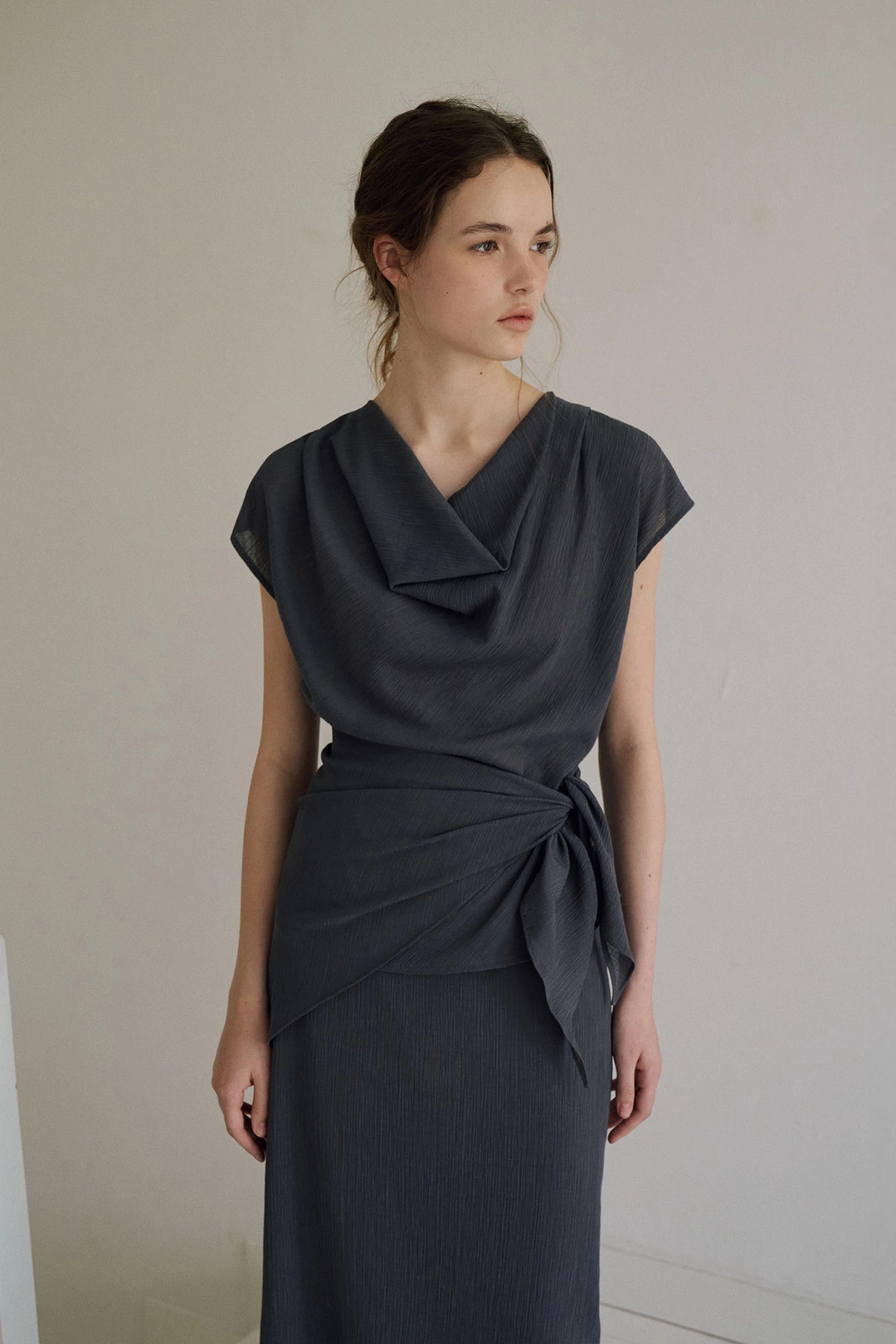 라메레이 [2차 리오더]Pleats Drape Cap Sleeve Blouse[LMBFSUSH328]-Charcoal 상품 이미지 2