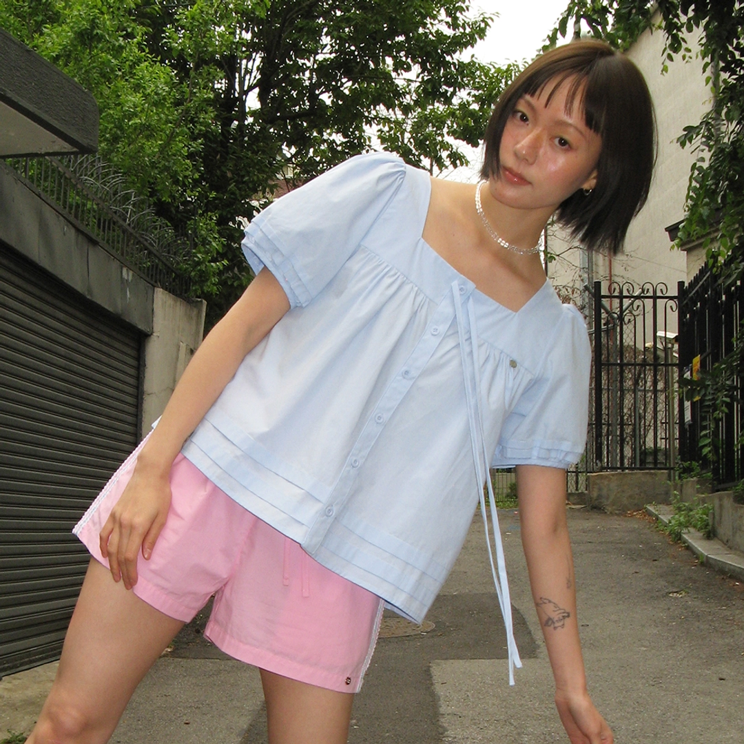 론론 TIE DETAIL BUTTON BLOUSE SOFT BLUE 상품 이미지 2