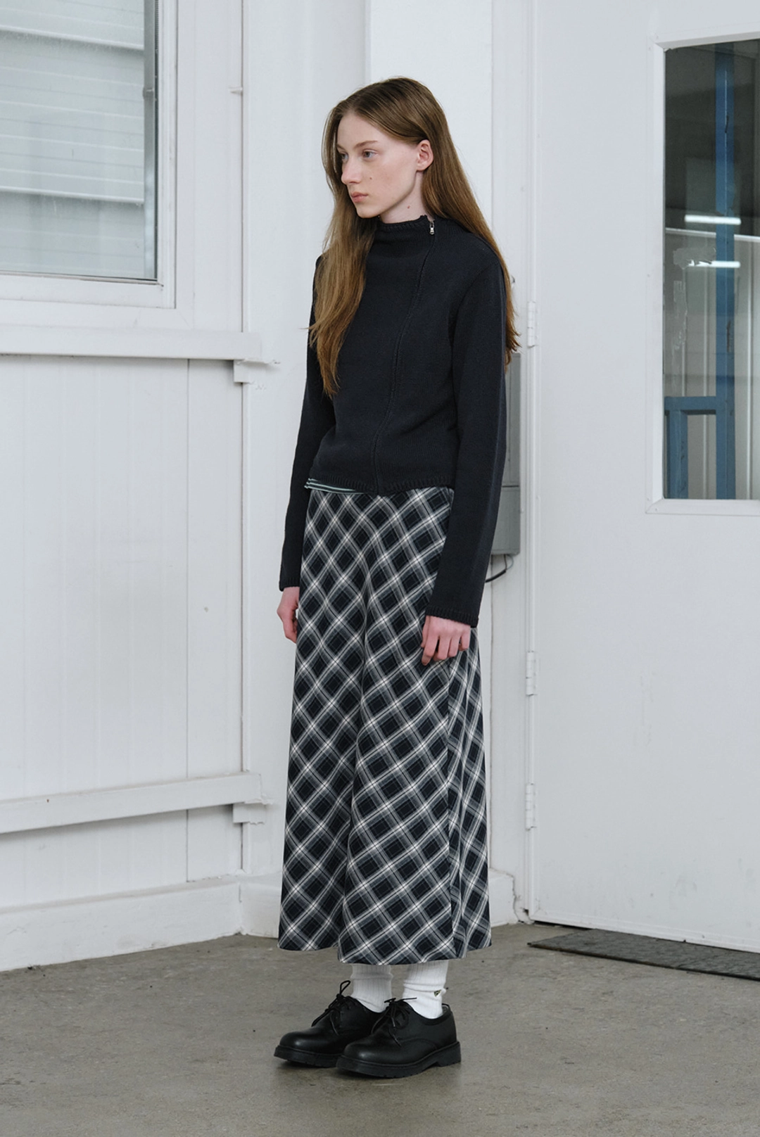 브렌다 브렌든 renee long skirt - navy check 상품 이미지 2