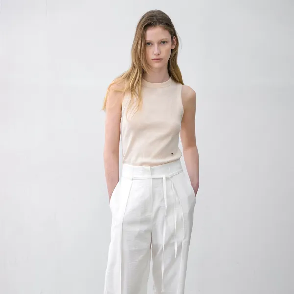 (T-7053)ESSENTIAL BACK SLIT TOP