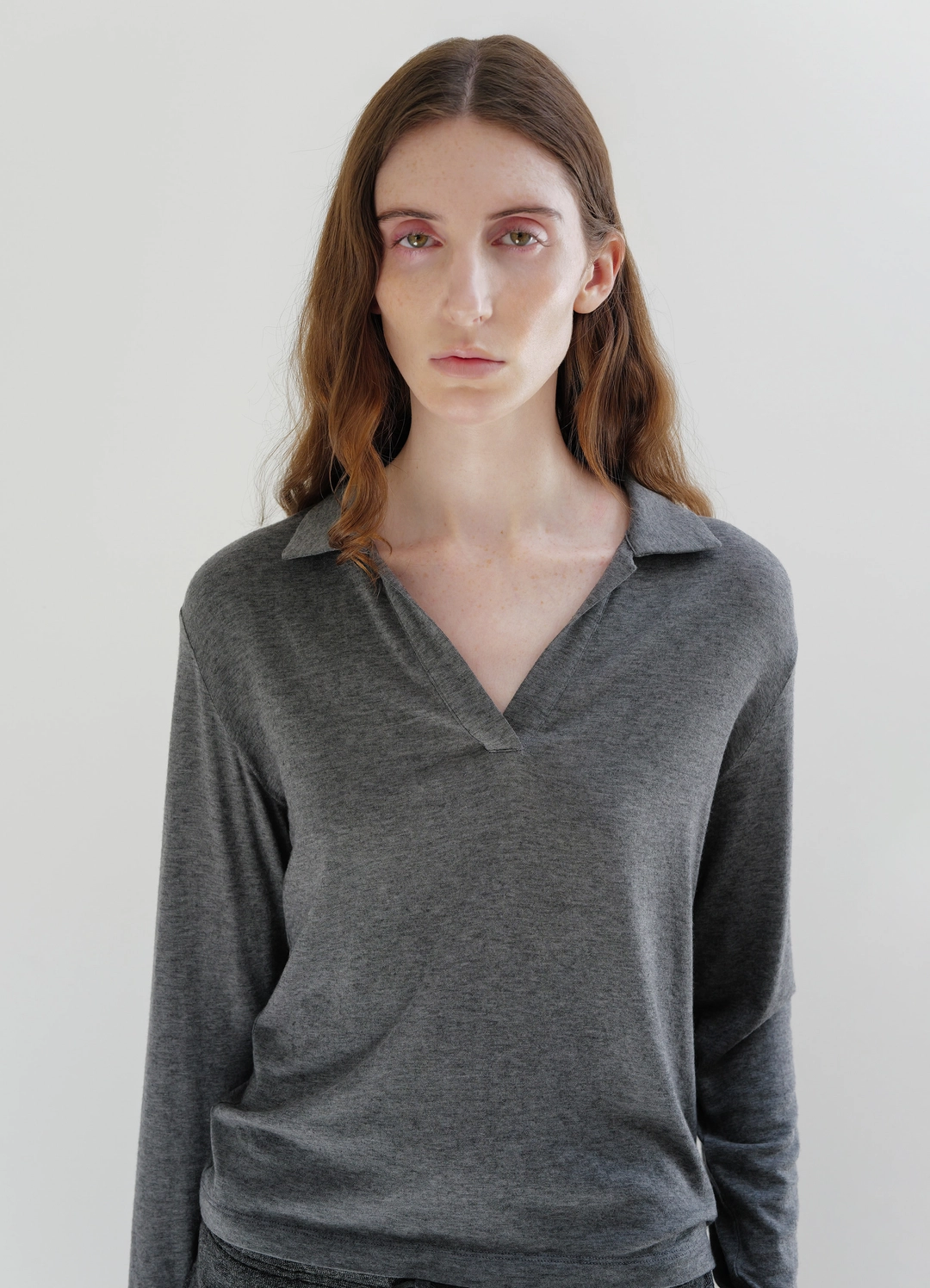 렉스핑거마르쉐 Open Collar Long Sleeve Top / Charcoal 상품 이미지 1
