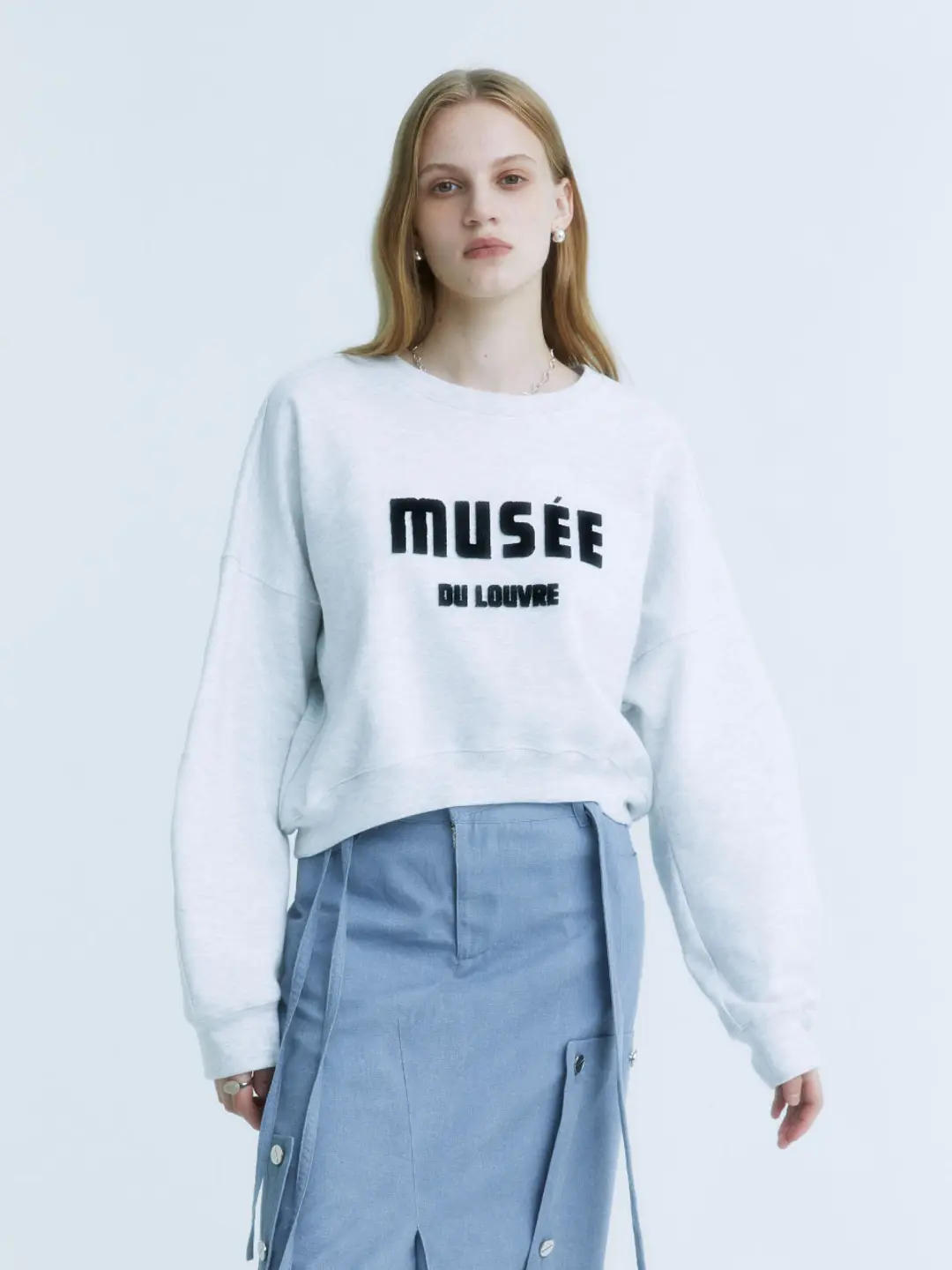 뮤제 CITRON Louvre Embroidered Point Cropped Sweatshirt_Gray 상품 이미지 2
