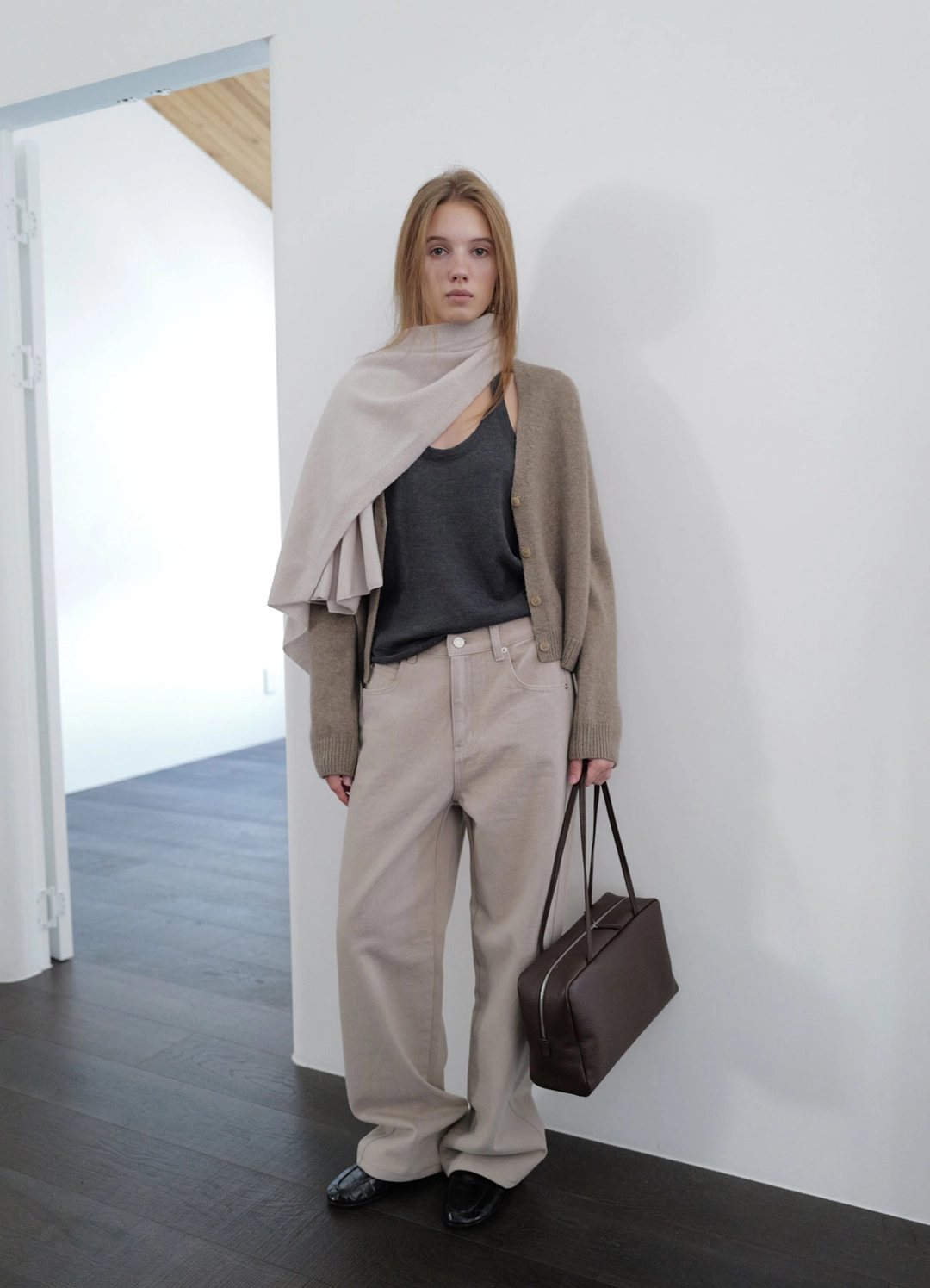 페블엠 Amber Button V-Neck Cardigan - Beige (10월 말 순차배송) 상품 이미지 2
