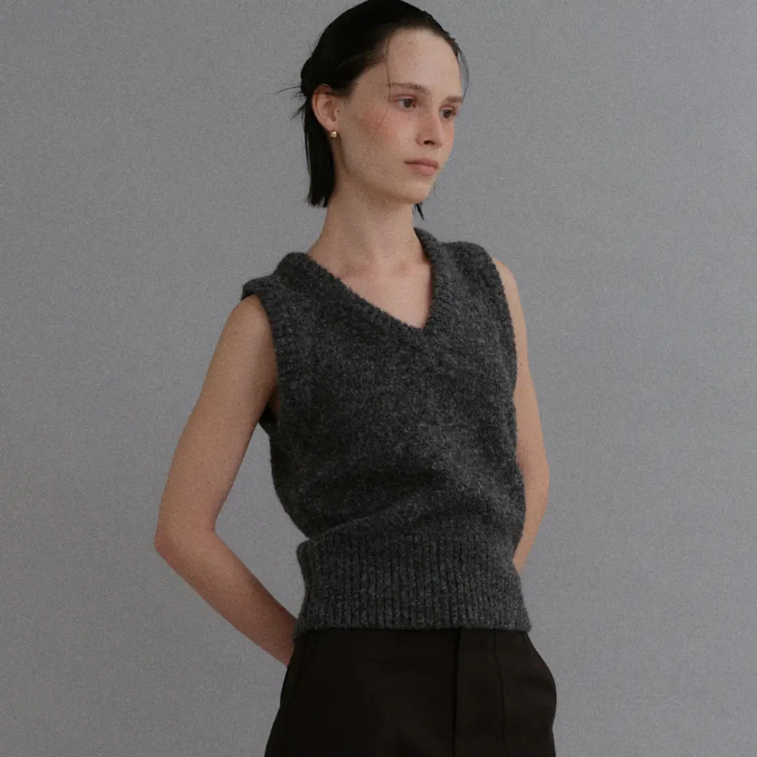 베이오드 Wool V-neck knit vest_charcoal 상품 이미지 2