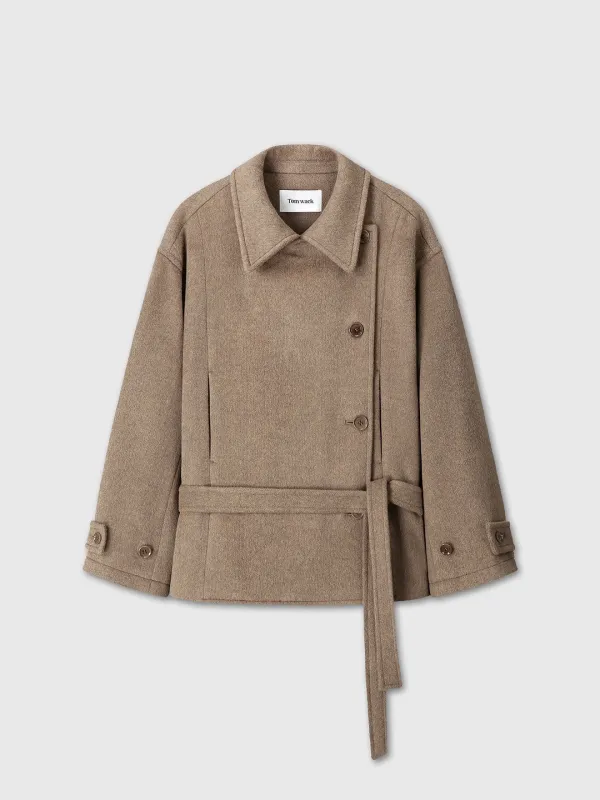 (2026/09/16 12:00 Open) (W) WOOL ASYMMETRICAL SHORT COAT_ OLIVE BROWN
