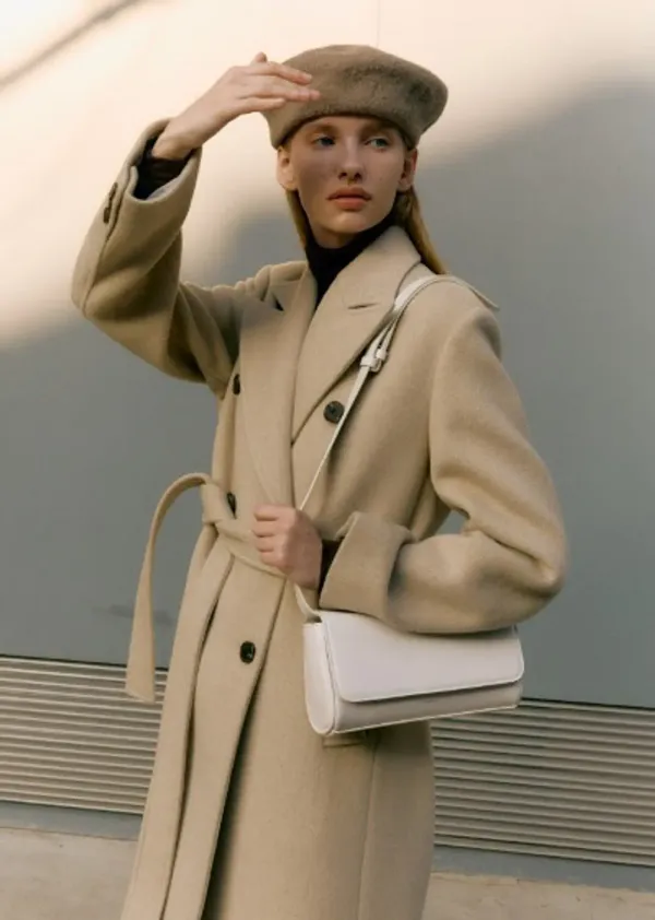 BELTED PEAKED DOUBLE COAT (beige herringbone) [QWER 히나 착용]