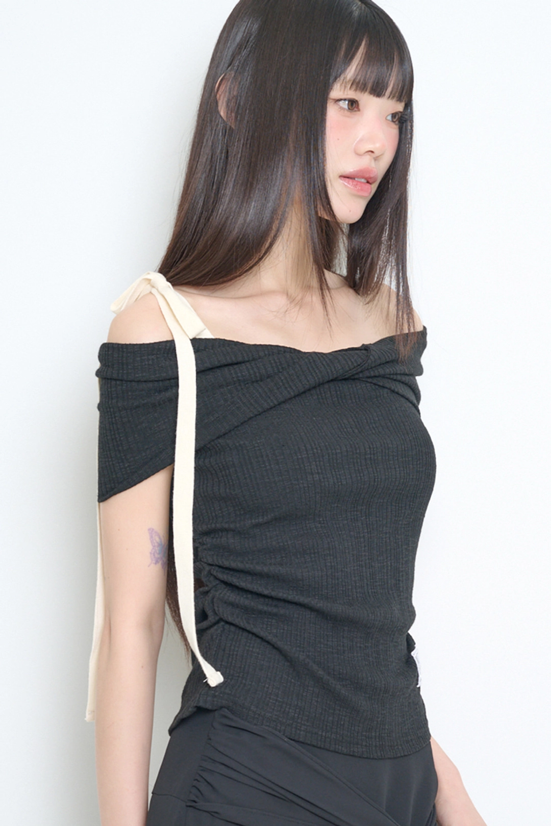 일리고 플로우 오프숄더 탑 블랙 상품 이미지 3