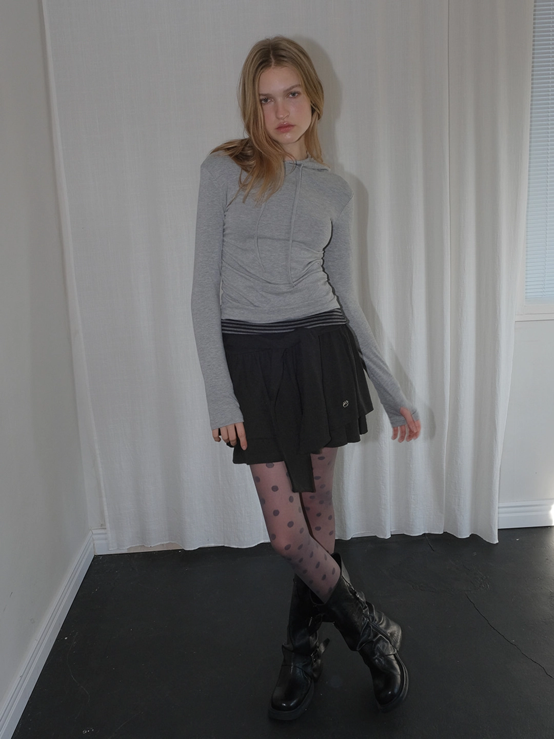 에트몽 Knotted Frill Mini Skirt, Black 상품 이미지 1